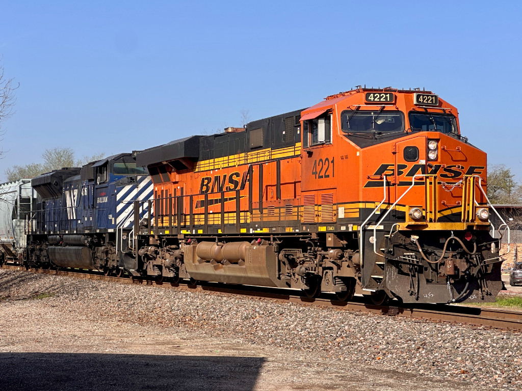 MRL SD70ACe on BNSF Conroe Sub